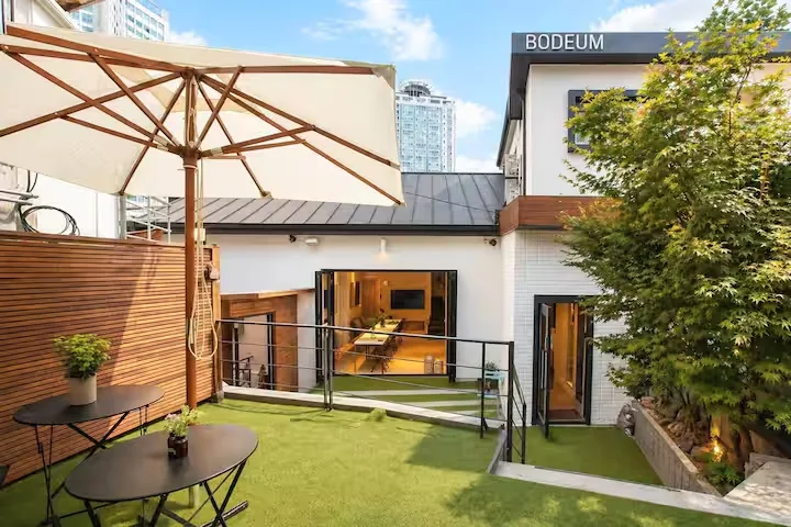 Bodeum Stay garden with parasol and lawn