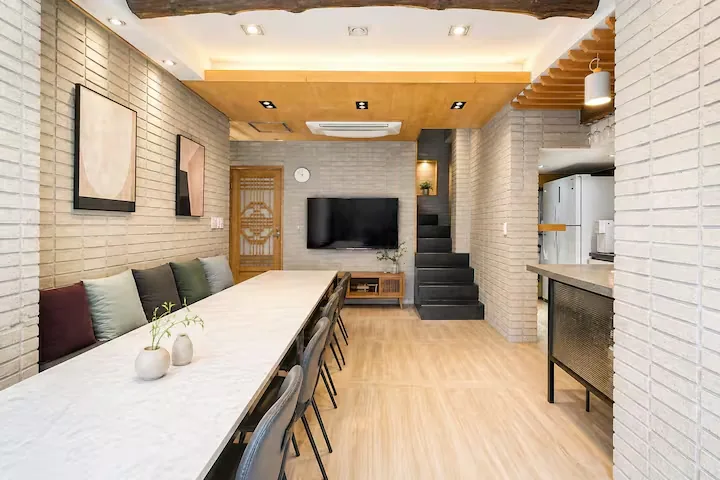 Bodeum Signature dining hall and living area